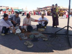 La plaza Yamaa al Fna es conocida por sus espectáculos callejeros, restaurantes ambulantes, cuentistas y domadores de animales. ESPECIAL /