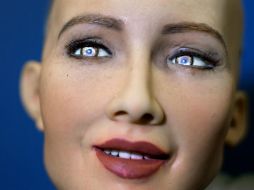 Este robot humanoide, llamado Sophia, es la principal atracción de la conferencia. AFP / F. Coffrinni