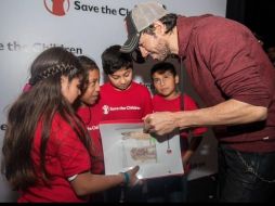 La playera #Hearts4Kids servirá para proveer ayuda inmediata a niñas y niños afectados después de un desastre natural. INSTAGRAM / enriqueiglesias