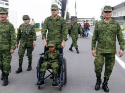 El pequeño llegó en silla de ruedas y posteriormente abordó un helicóptero que le hizo un sobrevuelo. NTX / C. Pacheco