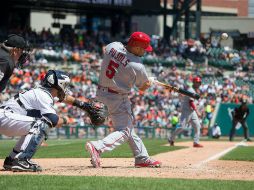 Albert Pujols conecta un elevado de sacrificio durante el quinto inning del partido de ayer ante Detroit. AFP / D. Reginek