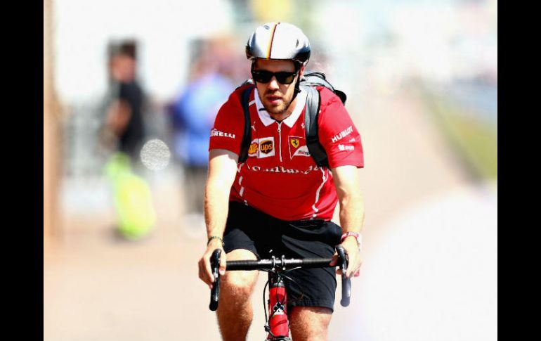 Sebastian Vettel, actual líder del campeonato, llega al circuito Gilles-Villeneuve en bicicleta. AFP / D. Istitene