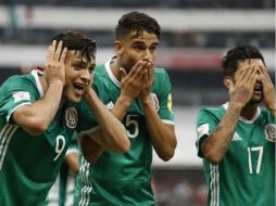 Raúl Jiménez (izquierda) celebra su gol junto con Diego Reyes y Jesús 'Tecatito' Corona. AP / E. Verdugo