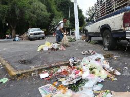 Un hombre barre la basura que dejó el tianguis de la colonia Constitución. EL INFORMADOR / G. Gallo