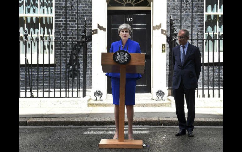 Herida en el plano político, May resiste la presión para renunciar tras el fracaso de su arriesgada apuesta de adelanto electoral. EFE / A. Rain