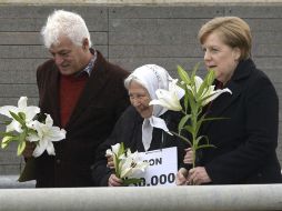 Jarach, con un letrero de “Son 30 mil”, caminó tomada del brazo de una atenta Angela Merkel en el Parque de la Memoria. AFP / J. Mabromata