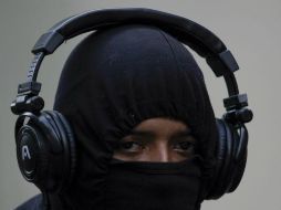 Un manifestante  durante la manifestación que se llevó a cabo hoy en la Comisión Nacional de Telecomunicaciones en Venezuela. AP / F. Llano