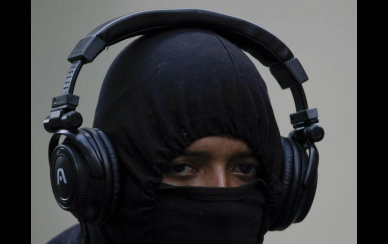 Un manifestante  durante la manifestación que se llevó a cabo hoy en la Comisión Nacional de Telecomunicaciones en Venezuela. AP / F. Llano