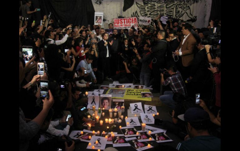 El miércoles pasado, artistas, activistas de género, de derechos humanos y periodistas, se levantaron frente al cenotafio. EFE / ARCHIVO