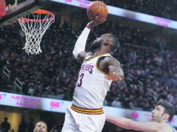 Su majestad. El astro LeBron James se eleva para clavar el balón y conseguir dos de los 31 puntos que convirtió ayer. AP /