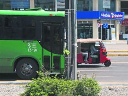 Tlajomulco. Un mototaxi rebasa por el carril central en Santa Fe. EL INFORMADOR / M. Vargas