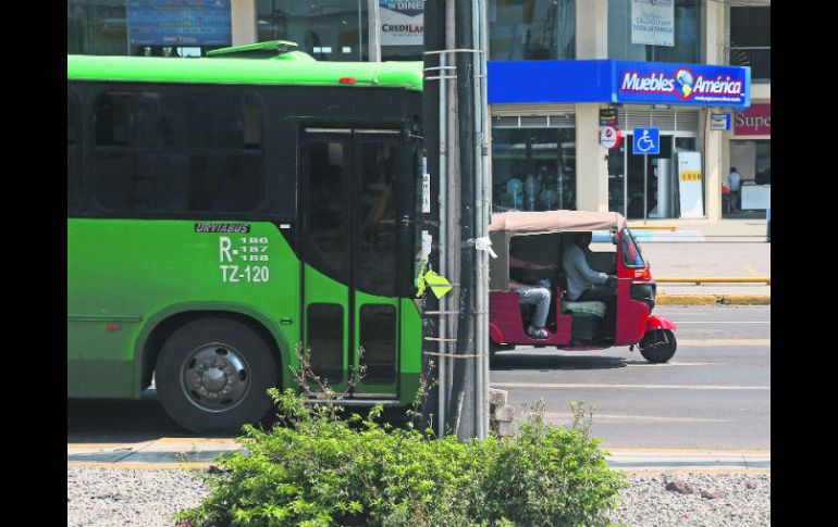 Tlajomulco. Un mototaxi rebasa por el carril central en Santa Fe. EL INFORMADOR / M. Vargas