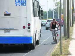 Peligro. Ante lo angosto de la ciclovía en el tramo hacia Tlaquepaque, los usuarios prefieren circular en sentido contrario. EL INFORMADOR / ARCHIVO