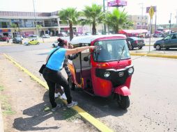 Aviso. Rubí, propietaria del mototaxi, reconviene al chofer para que evite circular por avenidas principales. EL INFORMADOR /