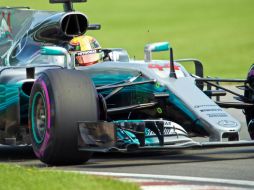 Lewis se impuso al alemán Vettel y al finlandés Bottas, que le seguirán en el orden de salida de la carrera de mañana. EFE / A. Pichette