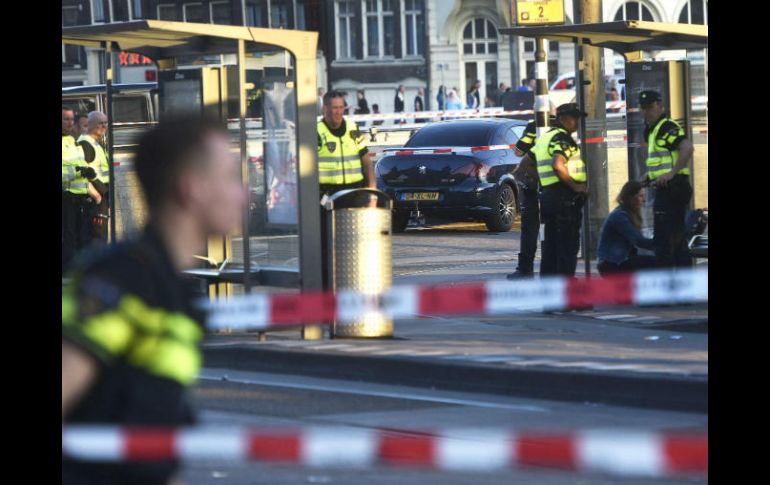 El conductor del vehículo intentó escapar cuando agentes policiales se acercaron antes de que se impactara contra un muro. EFE / E. Elzinga