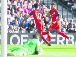 Hampden Park. El mediocampista de Inglaterra Alex Oxlade-Chamberlain (d) celebra con Dele Alli tras anotar el gol de apertura. AFP /