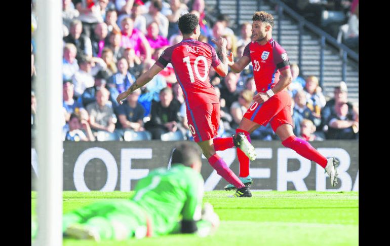 Hampden Park. El mediocampista de Inglaterra Alex Oxlade-Chamberlain (d) celebra con Dele Alli tras anotar el gol de apertura. AFP /