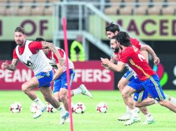 Dispuestos a luchar. El equipo de España, comandado por Sergio Ramos (izquierda), sostuvo una sesión de entrenamiento en Skopje. EFE /