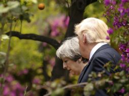 Según la fuente citada por The Guardian, Theresa May  se mostró sorprendida por la decisión de Donald Trump. AP / ARCHIVO