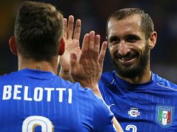 Andrea Belotti cn Giorgio Chiellini después de anotar uno de los goles italianos. AFP / M. Bertorello