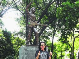 Alex Lora. El músico posó ayer durante la reinauguración de su estatua en el Parque Agua Azul. EL INFORMADOR / E. Barrera