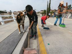 Vecinos barren el nuevo puente de la zona. EL INFORMADOR / G. Gallo