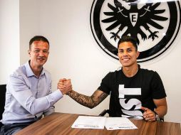 El defensa mexicano será compañero de Marco Fabián en el cuadro de las Águilas de la Bundesliga. TWITTER / @eintracht