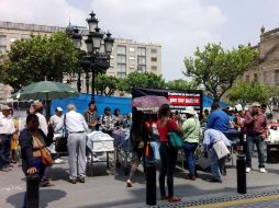 Habitantes se instalan afuera de Palacio de Gobierno, con fotos de quienes han perdido la vida por Enfermedad Renal Crónica. EL INFORMADOR / E. Mondragón