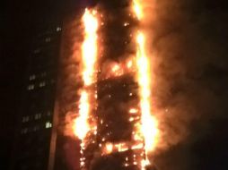 Hay más de 200 elementos laborando en la torre para controlar las llamas. TWITTER / @LondonFire