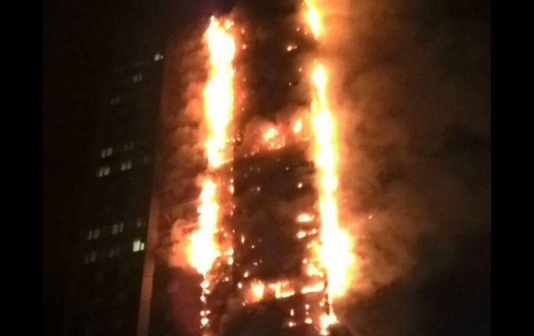 Hay más de 200 elementos laborando en la torre para controlar las llamas. TWITTER / @LondonFire