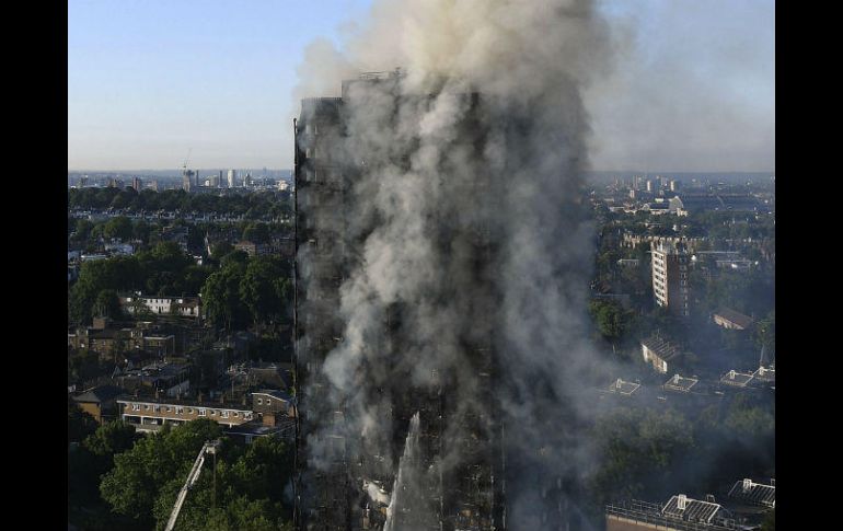 Se teme que el edificio colapse. EFE / F. Arrizabalaga