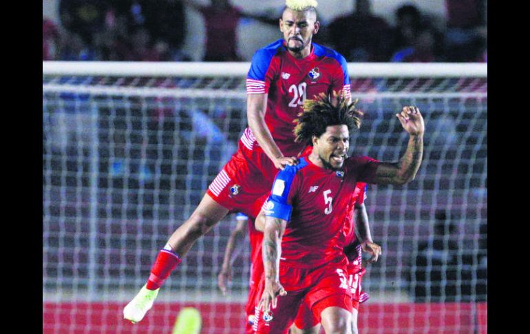 Román Torres (#5), de Panamá, celebra el gol del empate ante Honduras. AP /