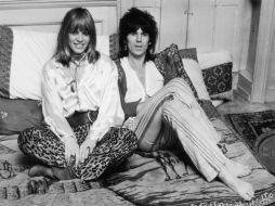 Anita Pallenberg tuvo tres hijos con Keith Richards; ambos probaban todo tipo de drogas durante las giras de los Rolling Stones. ESPECIAL /