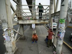 En el puente peatonal de Colón y Periférico es evidente la falta de mantenimiento, y también se ha convertido en un punto de delitos. EL INFORMADOR / F. Atilano