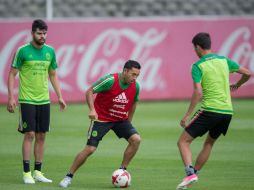 'Hay que pensar sobre todo en lo que podemos hacer nosotros', dice Marco Fabián (C). MEXSPORT / ARCHIVO