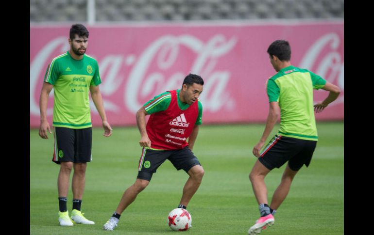 'Hay que pensar sobre todo en lo que podemos hacer nosotros', dice Marco Fabián (C). MEXSPORT / ARCHIVO