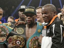 Mayweather se retiró en 2015, pero la jugosa bolsa en disputa lo habría hecho cambiar de opinión. AP / ARCHIVO