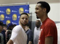 Stephen Curry lideró a los Warriors hacia el campeonato de la NBA por segunda ocasión, ambas contra los Cavaliers de Cleveland. AP / B. Margot