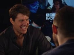 Los memes sobre Tom Cruise colgando hacia el abismo se hiceron virales en internet. YOUTUBE /  BBC Radio 1