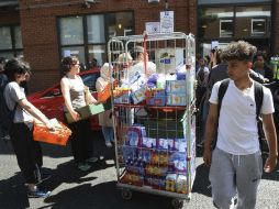 Voluntarios llevan agua y comida a los afectados por el incendio. EFE / F. Arrizabalaga