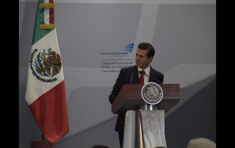 Peña Nieto reitera el compromiso de su gobierno para generar las mejores condiciones para el ejercicio libre de su profesión. TWITTER / @gobmx