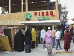 El ataque comenzó con la explosión de cun coche bomba, luego los yihadistas entraron al restaurante. EFE / S. Warsame