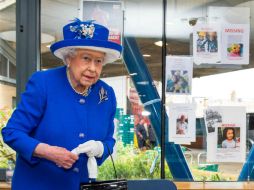 La reina Isabel II estuvo acompañada de su nieto el príncipe Guillermo durante la visita. AFP / D. Lipinski