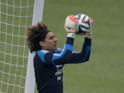 Memo Ochoa se prepara para tratar de mantener su portería en ceros en el partido contra Portugal. AP / ARCHIVO