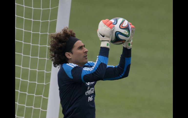 Memo Ochoa se prepara para tratar de mantener su portería en ceros en el partido contra Portugal. AP / ARCHIVO