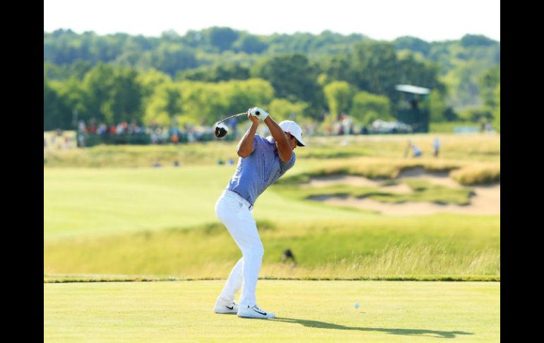 El estadounidense Brooks Koepka durante el hoyo 6 en el Erin Hills. AFP / A. Redington