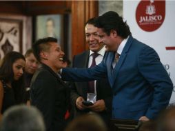 Germán Sánchez recibió del gobernador Aristóteles Sandoval el Premio Jalisco 2017. EL INFORMADOR / F. Atilano