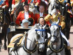 La reina celebra su cumpleaños en junio cuando hay mejor clima, a diferencia de abril, el mes real de su nacimiento. EFE / F. Arrizabalaga