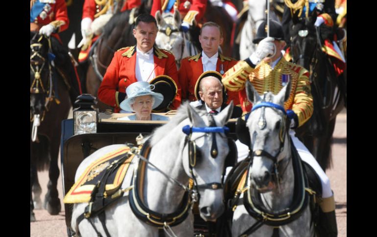 La reina celebra su cumpleaños en junio cuando hay mejor clima, a diferencia de abril, el mes real de su nacimiento. EFE / F. Arrizabalaga